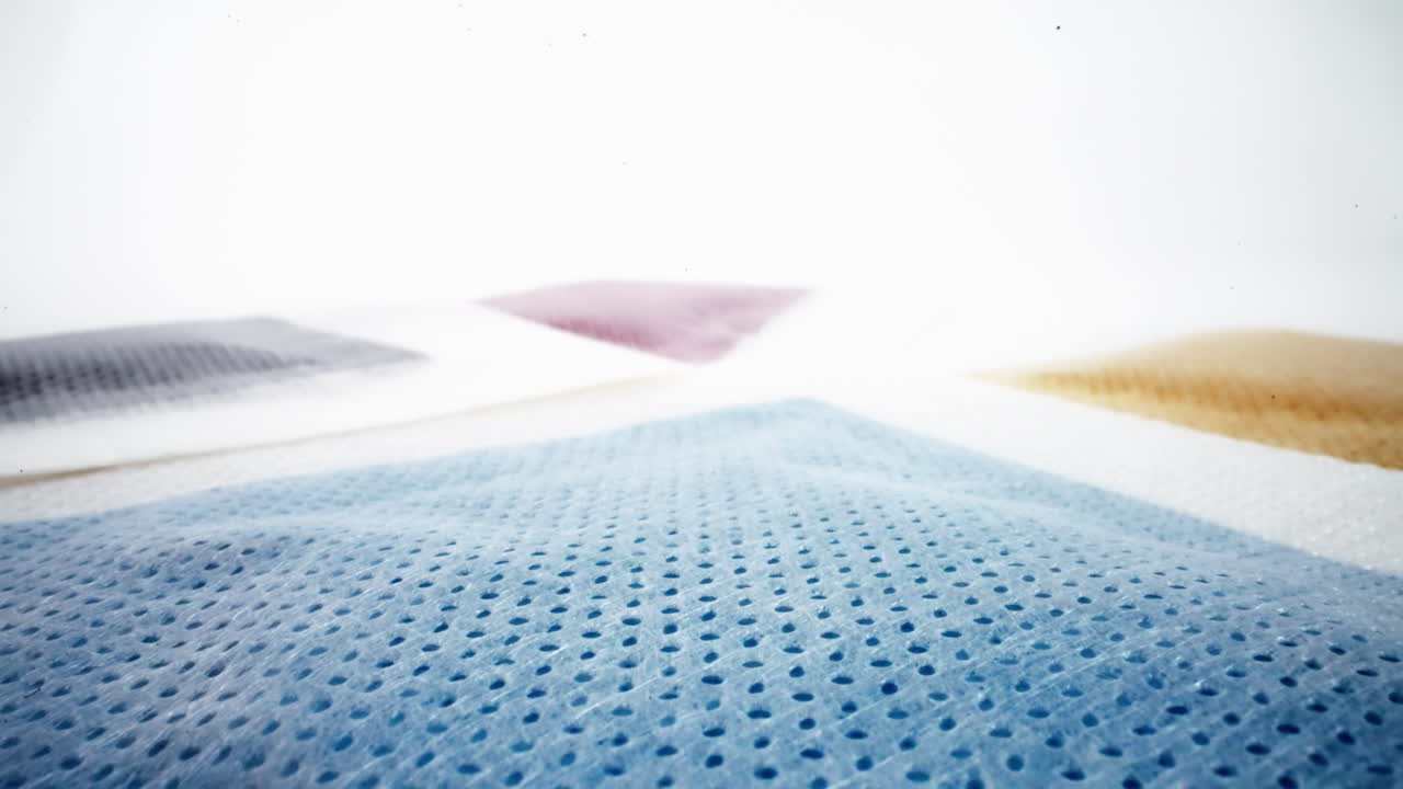 화려하고 흐릿한 배경을 가진 다채로운 스폰지의 클로즈업