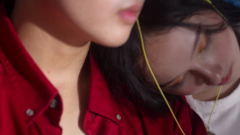 pareja de amantes sentados juntos tomados de la mano, ella está durmiendo en su hombro