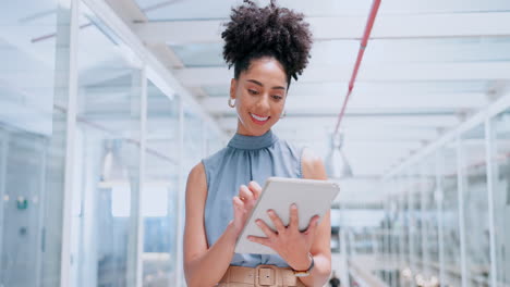 corporativa, mujer y empresaria con tableta