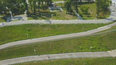 pareja distante en un hermoso parque verde en un día soleado aérea