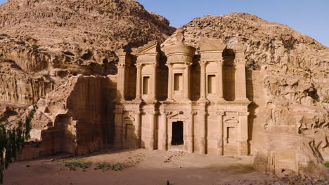 Mujer-Sobre-La-Cima-De-La-Montaña-Mirando-El-Monasterio-Ad-Deir-Durante-La-Puesta-De-Sol-En-Petra,-Jordania