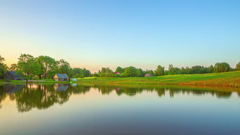 Timelapse-De-Puesta-De-Sol-Con-Hermosos-Colores-Pastel-En-Un-Lago-En-El-Campo