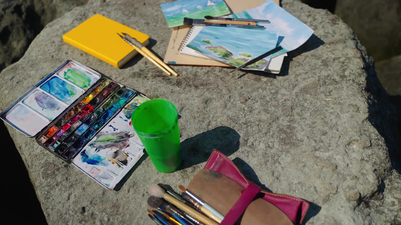 suministros de artista en las rocas