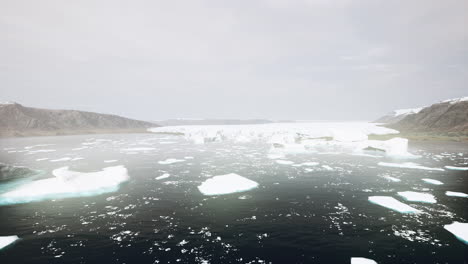 snowy-mountains-and-drifting-icebergs-in-the-Greenland-Sea