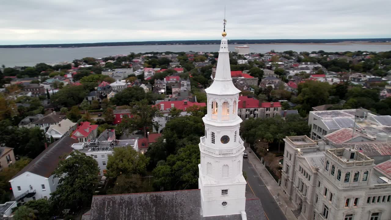 воздушная орбита вокруг церкви святого михаила в чарльстоне, южная каролина