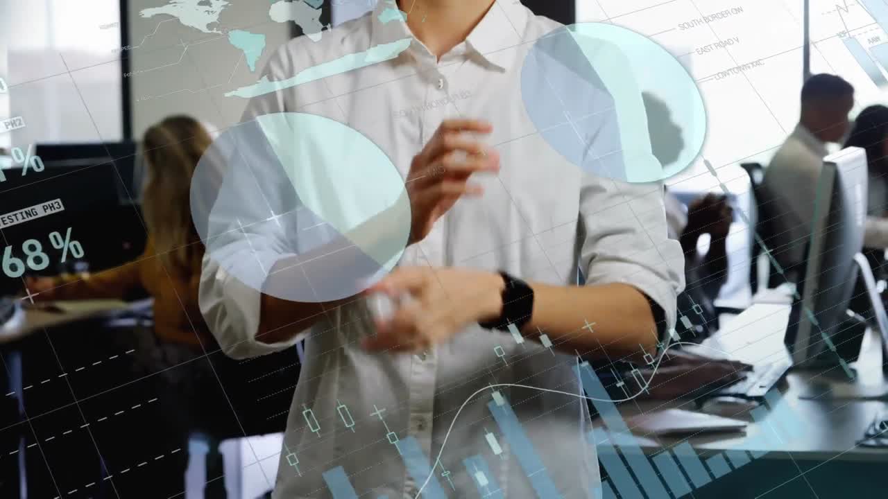 animación del procesamiento de datos estadísticos sobre el retrato de una mujer biracial con los brazos cruzados en la oficina