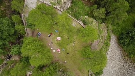 Alejar-Con-Un-Dron-Desde-Una-Llanura-Verde-En-Los-Alpes-Suizos,-Toma-Aérea