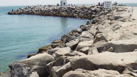 inclinación: día claro y soleado en un faro en la costa del océano pacífico en santa cruz, california