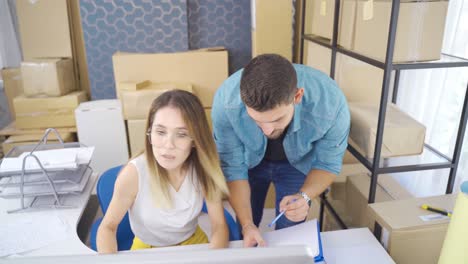la pareja, que vende con el comercio electrónico, organiza los paquetes y hace negocios desde la computadora.