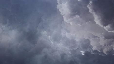 vista de 4k de tormenta en la nube gris oscura en el cielo con relámpagos