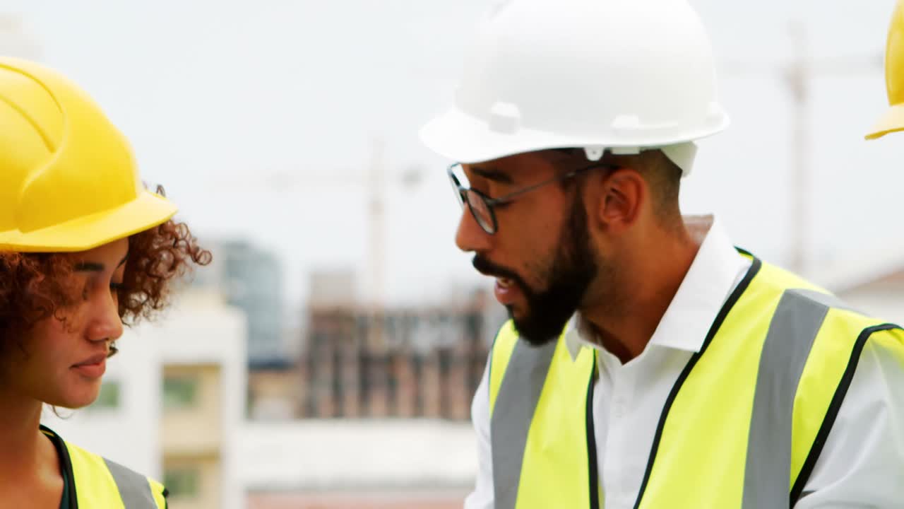 arquitectos discutiendo sobre el plan 4k