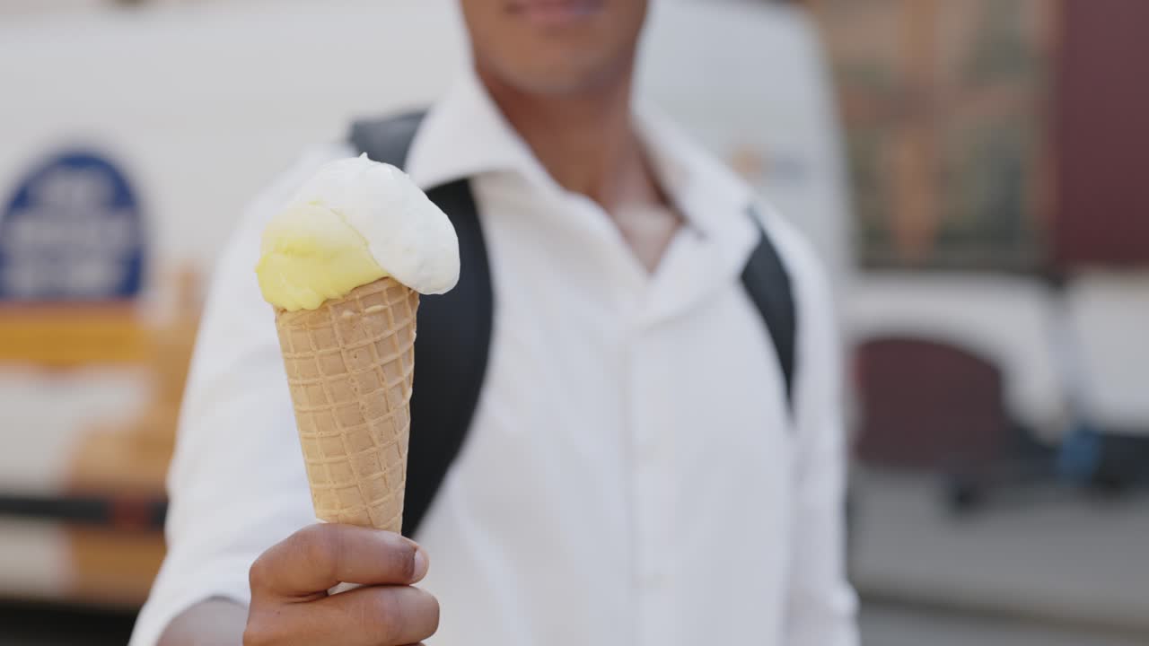 metáfora del helado derretido sostenida por un estudiante universitario de sri lanka