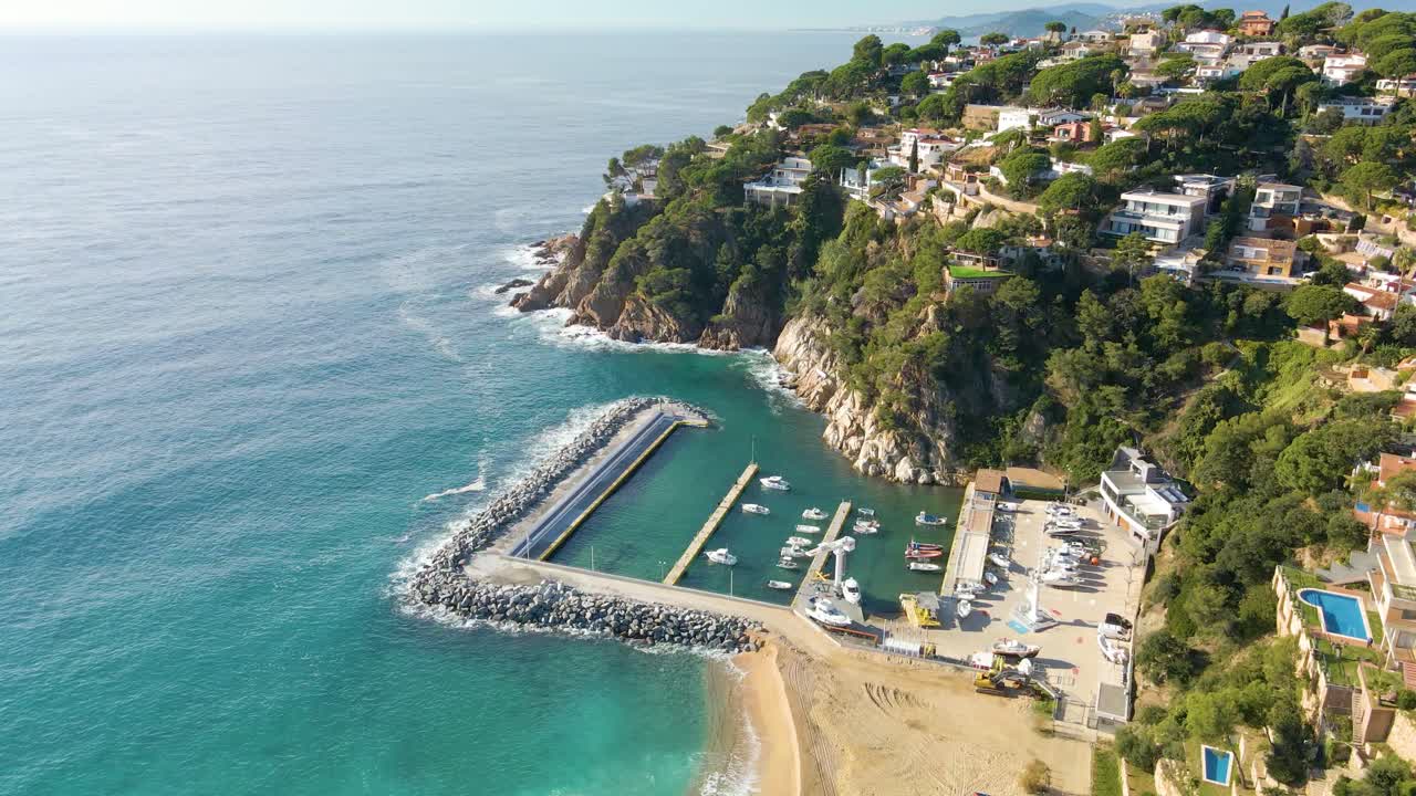 mediterraneo spiaggia paradisiaca turchese acque blu nessuno vista aerea drone spagna catalunya costa brava blanes lloret de mar mallorca isole baleari