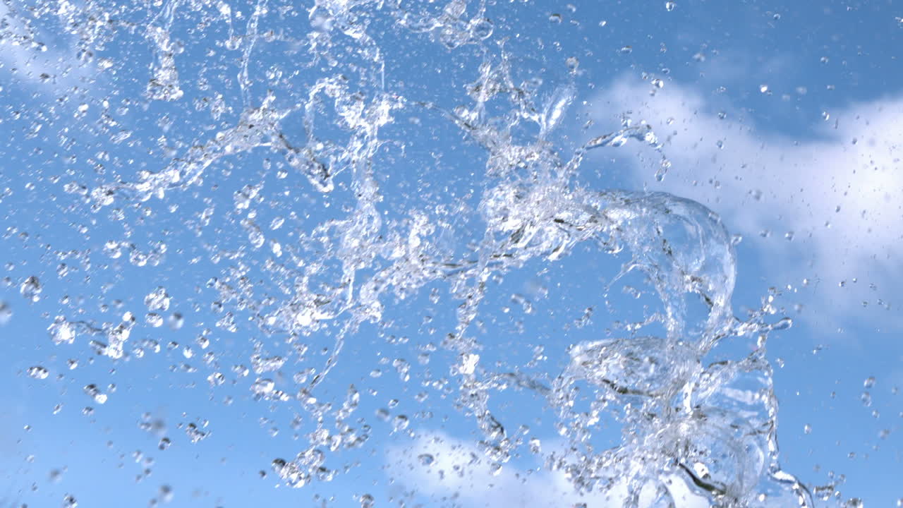 하늘에 물이 뿌려지고 있습니다.