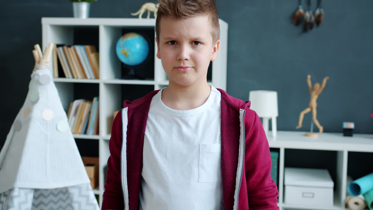 방에 있는 소년