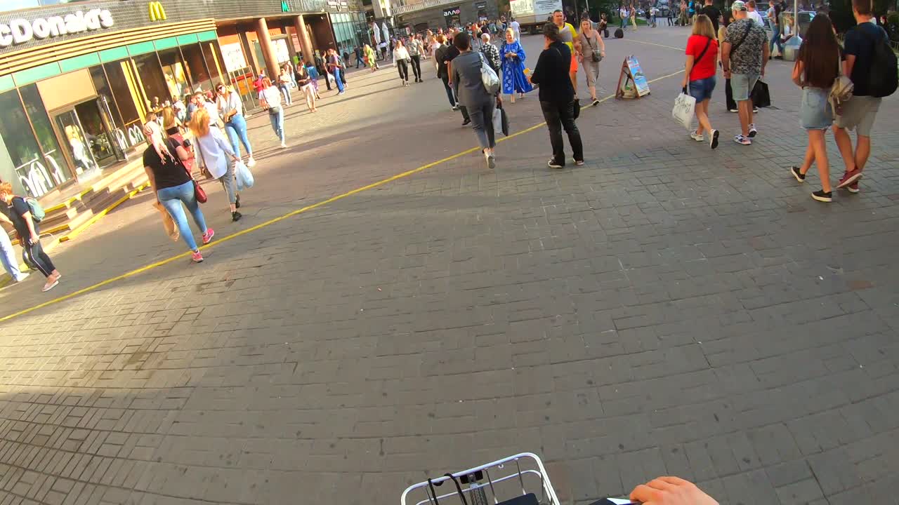 escena callejera de la ciudad con la gente