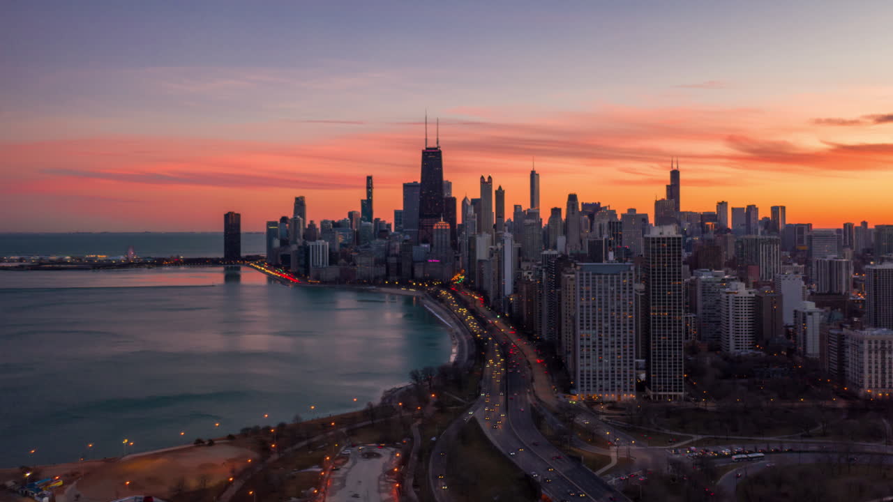 Hyperlapse e timelapse di Chicago sulla Lake Shore Drive al tramonto