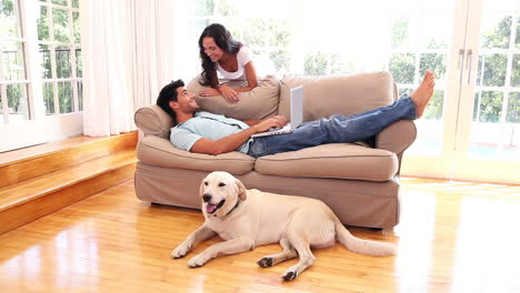 Atractiva-Pareja-Relajándose-En-La-Sala-De-Estar-Con-Mascota-Labrador