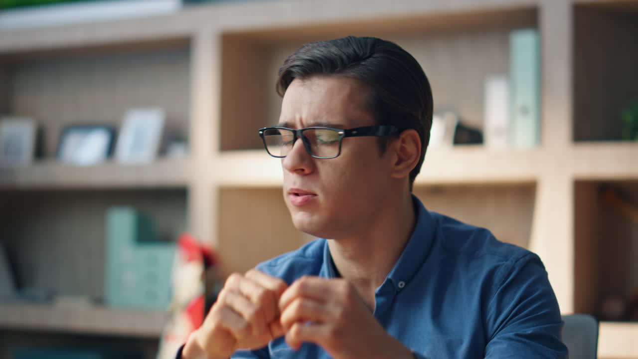 un hombre de negocios hablando con una computadora, una videoconferencia en la oficina, un hombre gestando emocionalmente.