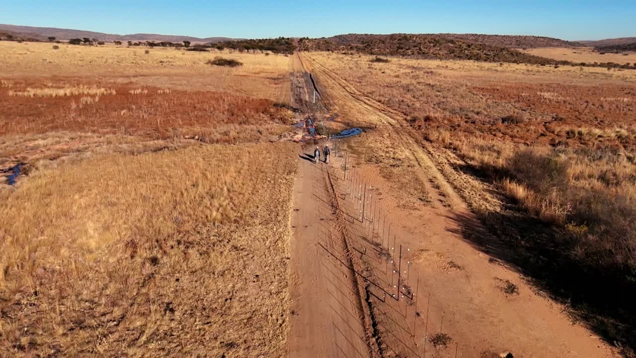 guardias entrenados en la patrulla de la valla en áfrica, protegiendo la vida silvestre en su hábitat natural