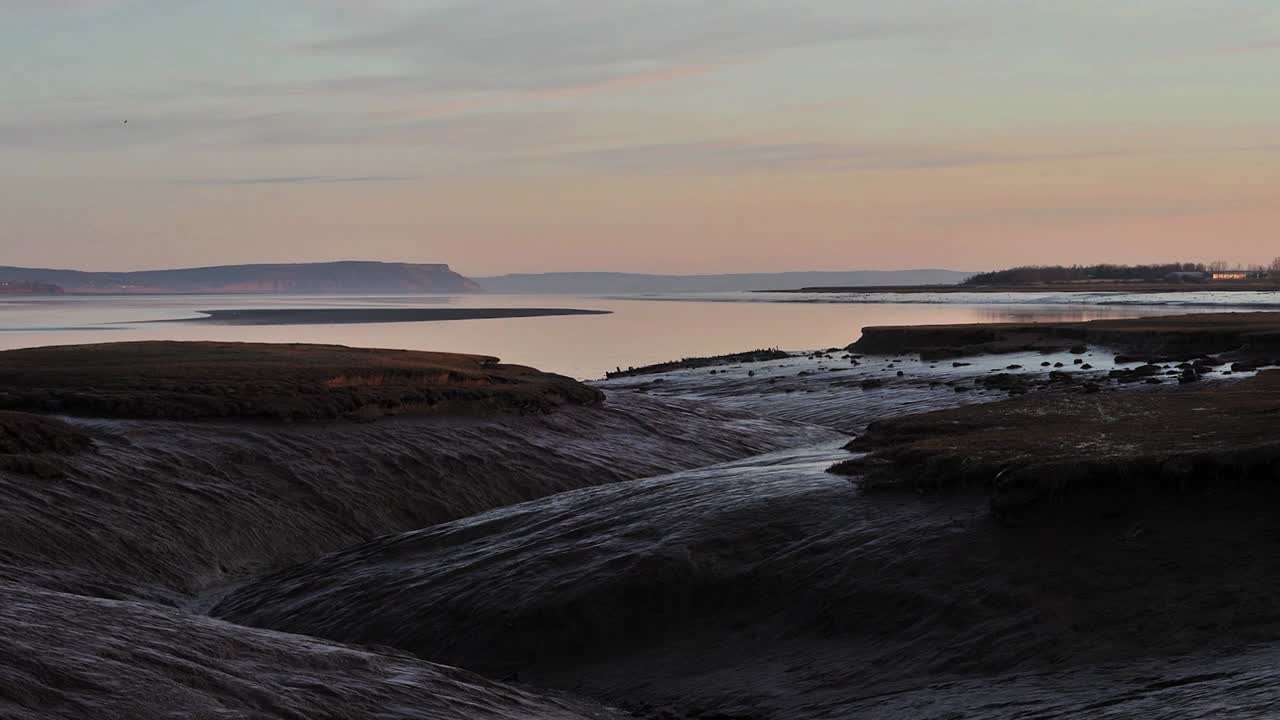 bahía de fundy, nueva escocia océano atlántico marea creciente costa durante el amanecer