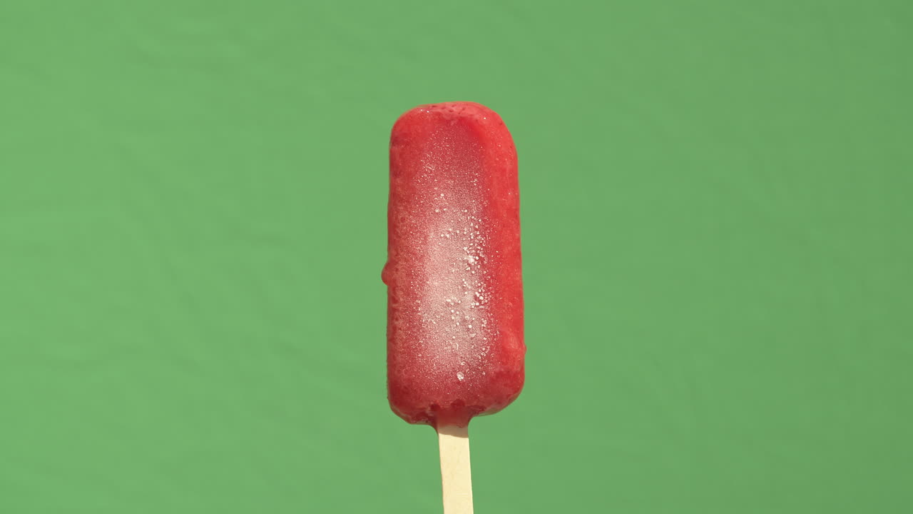 таймлапс крупным планом тающего льда в обратном направлении