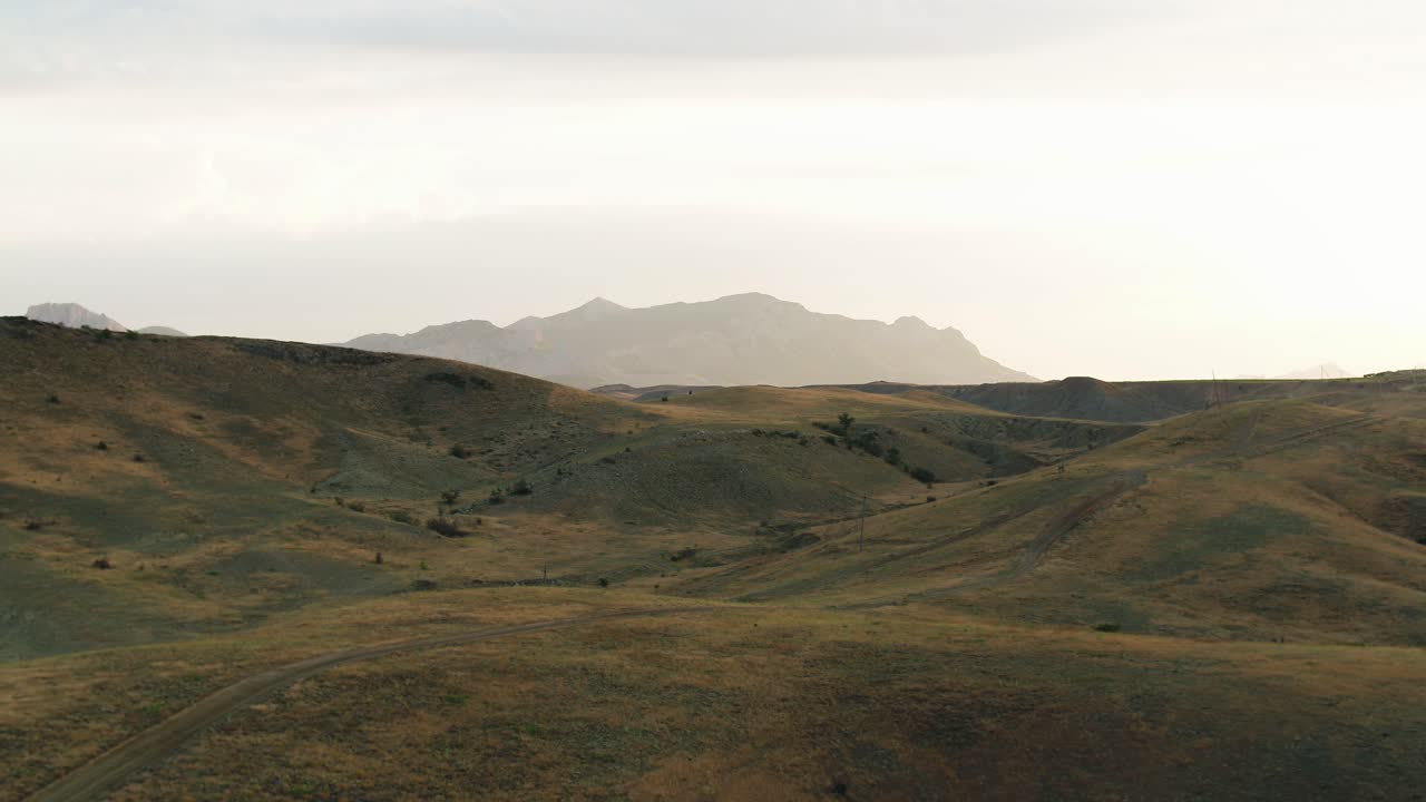Paesaggio montuoso con erba secca