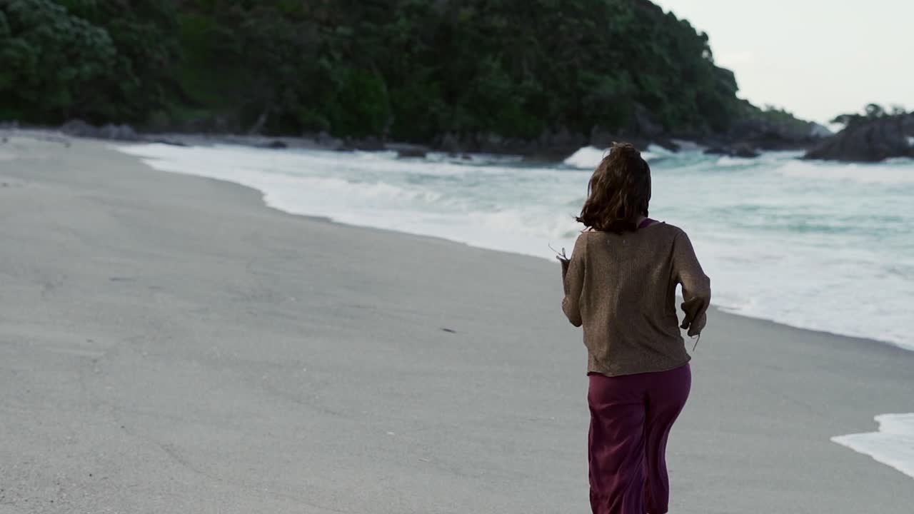 해변에서 고 있는 여자