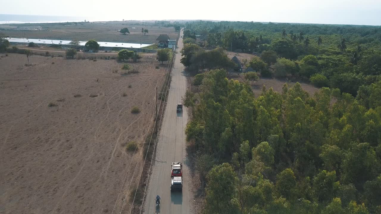 중앙 아메리카의 해변으로 가는 길에 모래 위를 운전하는 자동차의 공중 전망