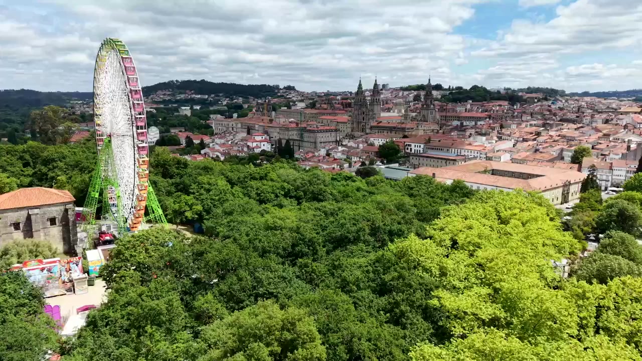 4K droneoptagelse af et tomt, stillestående 60-meter kæmpepariserhjul i La Alameda-parken, Santiago de Compostela. Filmisk luftfoto om dagen, der viser den massive metalstruktur.