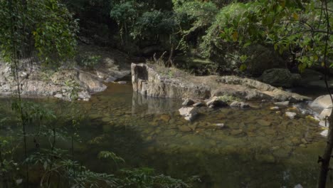 Rückstau-Auf-Kristallkaskaden-Im-Tropischen-Wald-Im-Sommer-In-Der-Nähe-Von-Cairns,-Queensland,-Australien