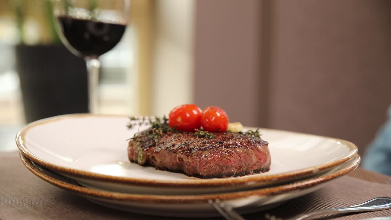 레스토랑에서 스테이크 저녁식사