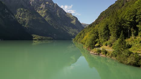 gran lago rodeado de montañas relajante sensación de serenidad y belleza natural aislamiento y lejanía escapada del entorno de la ciudad para inspirarse y pensar por sí mismo sin distracciones alrededor