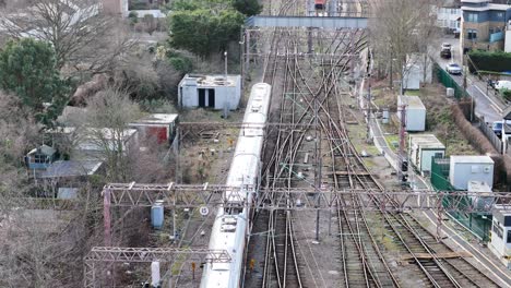 Drohnenverfolgungszug-Chingford-East-London-Vereinigtes-Königreich-Overhead-Aufnahme