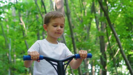 um menino anda de scooter em um parque da cidade 03
