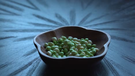 Ampliar-Los-Gandules-Gungo-Sacados-De-La-Vaina-En-La-Mesa-Después-De-Ser-Recogidos-Del-árbol,-Cultivo-De-Proteína-Fresca-Verde-Saludable-Cosechado