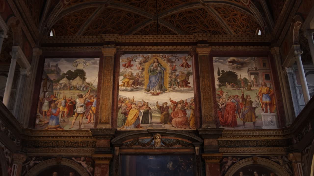 Vista dettagliata di diversi dipinti religiosi storici disposti in una pala d'altare in legno intarsiato all'interno di una chiesa milanese.