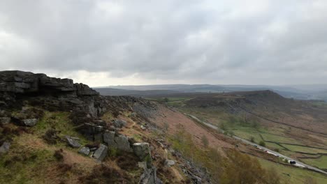 Dramatic-rock-formations-and-beautiful,-wide-open-fields-at-Curbar-Edge-in-the-Peak-District-UK