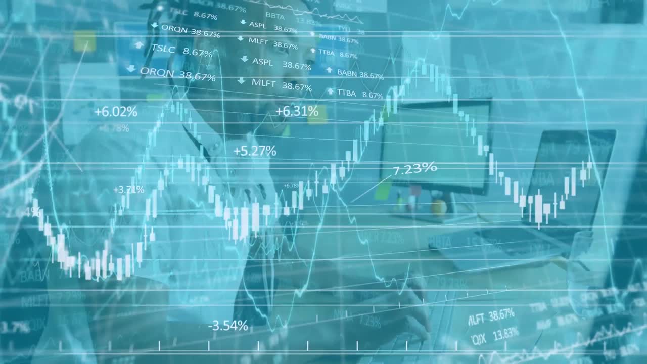 주식 시장과 금융 데이터 처리 아프리카계 미국인이 사무실에서 컴퓨터를 사용합니다.