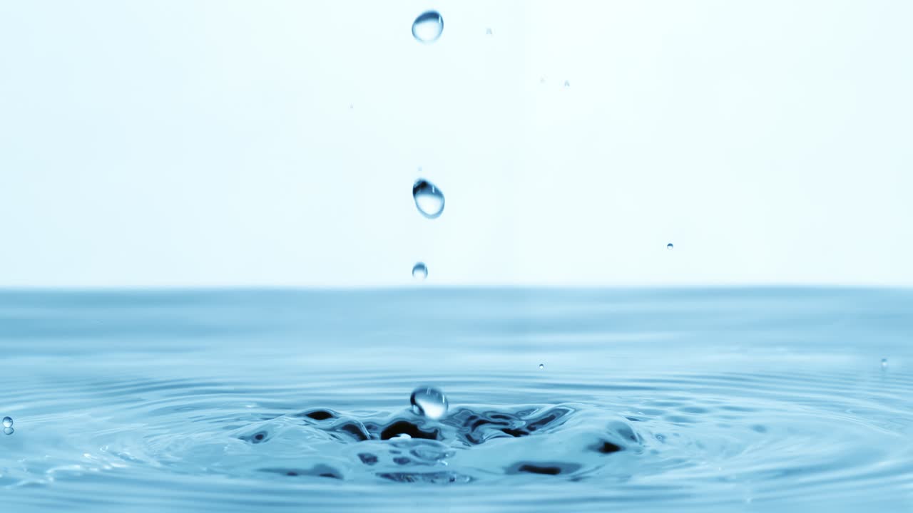 Wassertropfen – Nahaufnahme von Wasserfällen in Superzeitlupe. Aufgenommen mit einer Superzeitlupenkamera mit 1600 fps