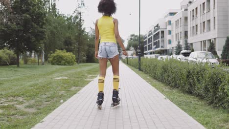 Girl-in-rollers-at-street