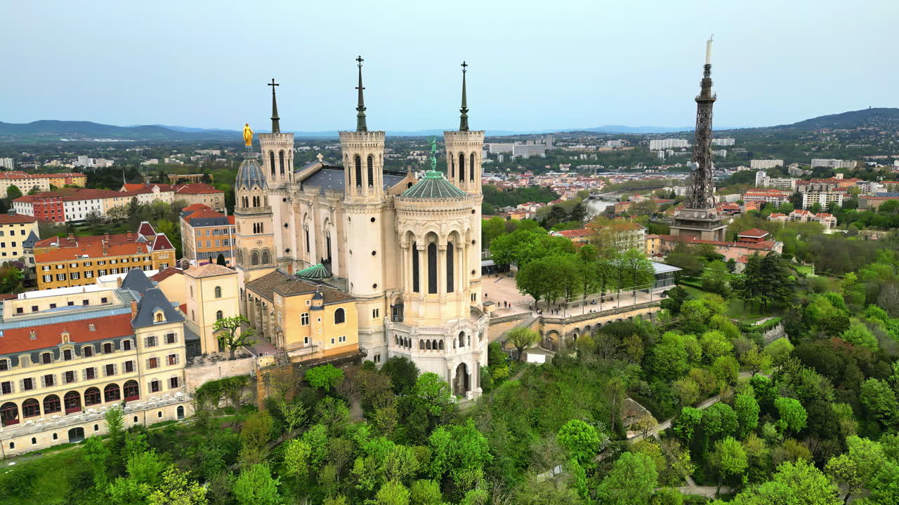 Luftfoto af Basilica of Notre Dame of Fourviere i Lyon, Frankrig