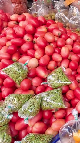 varias verduras vendidas en un mercado concurrido