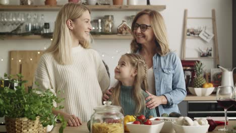 retrato de video de tres generaciones de mujeres en la cocina