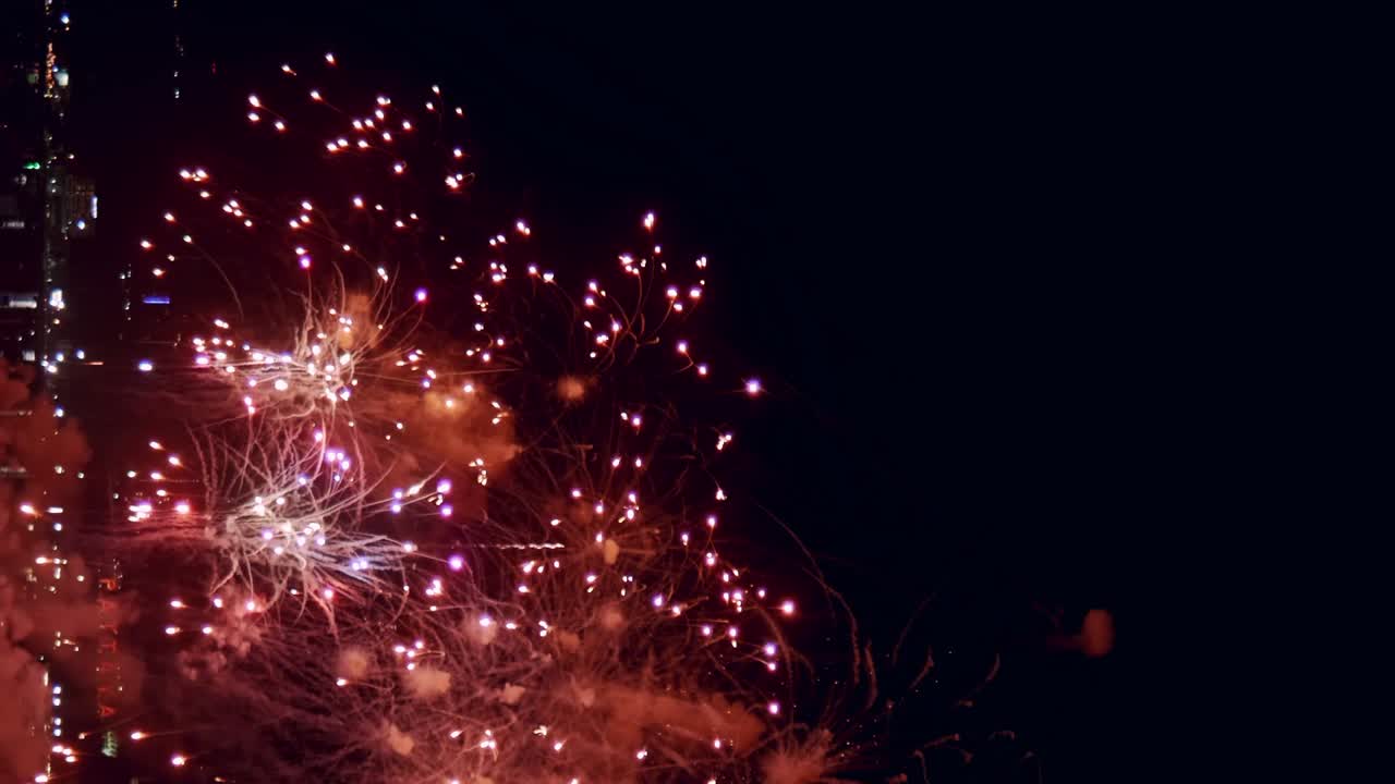 exhibición de fuegos artificiales para la celebración de la víspera de año nuevo con un gran espectáculo de fuegos artificiales multicolor abstracto con luces bokeh en el cielo nocturno