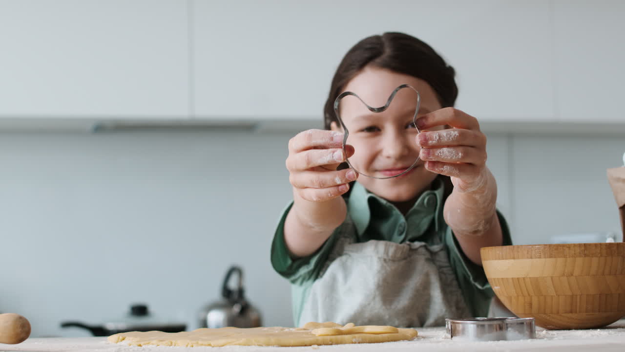 la chica con el cortador de galletas.