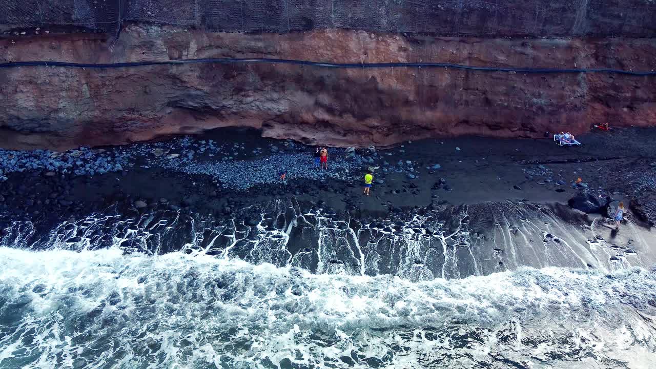 gente disfrutando de hermosos paisajes marinos tranquilos y colinas rocosas, españa