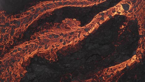 el flujo de lava de un volcán