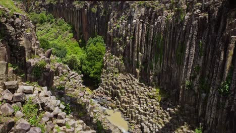 disparo de drones de rocas prismáticas