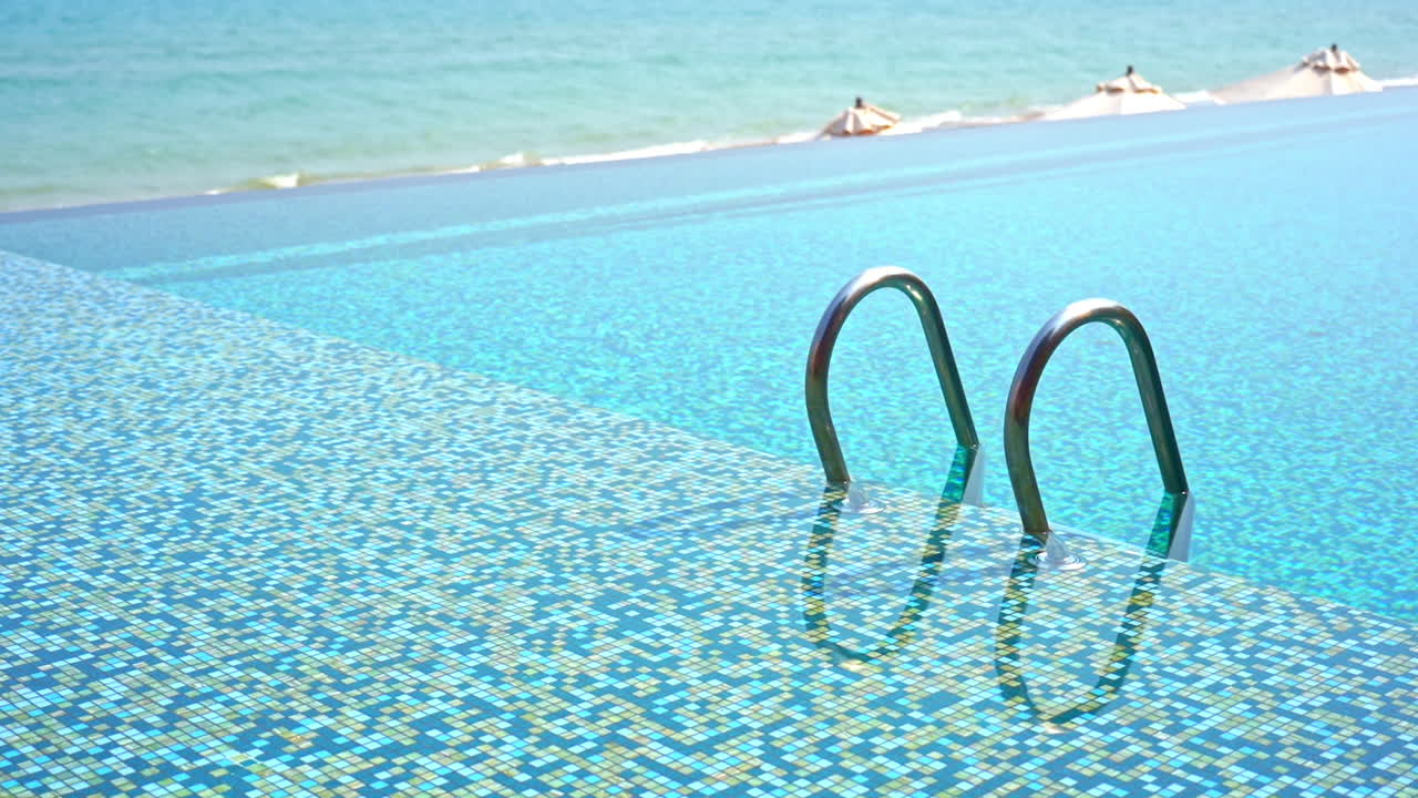 プールのはしごが水の深い端から浅い棚まで伸びています